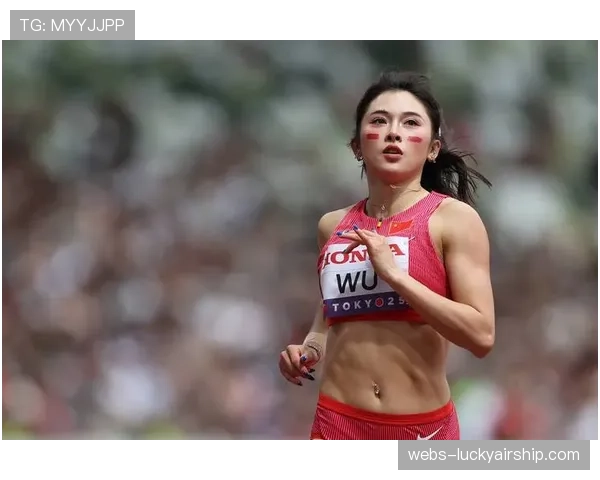 特写：U23女子组冠军冲线后与父母相拥而泣，实现多年世锦赛梦想