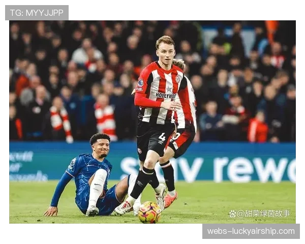 特写镜头:布伦特福德前锋托尼罚入关键点球后指向数据分析团队方向 特写镜头:布伦特福德前锋托尼罚入关键点球后指向数据分析团队方向