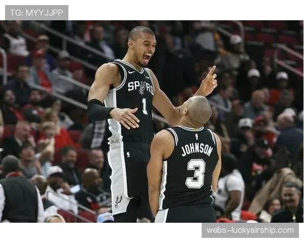 特写:维克托-文班亚马完成追身封盖后,手指向队友示意发动快攻 特写:维克托-文班亚马完成追身封盖后,手指向队友示意发动快攻